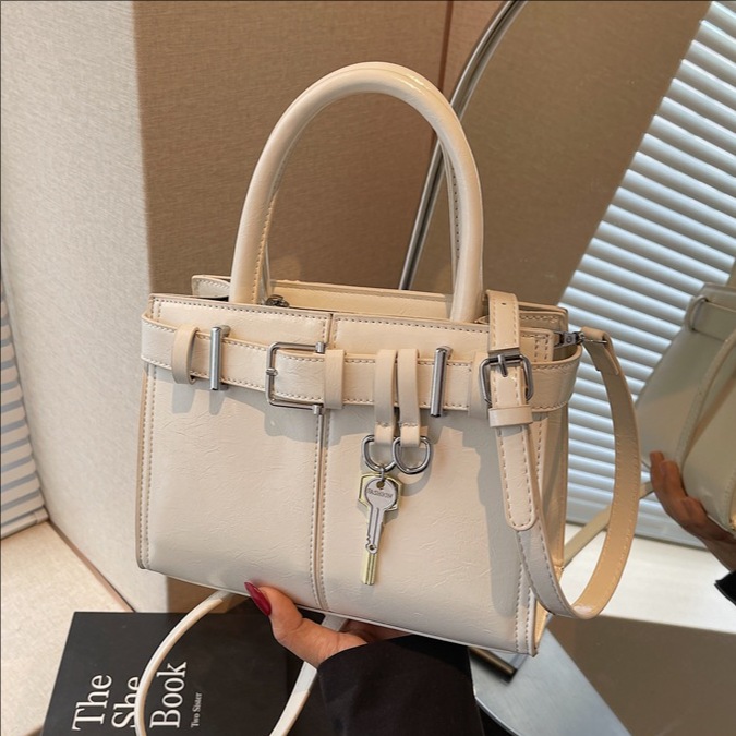 Korean version niche design belt fashionable single-shoulder bag for women 2025 new style stylish, trendy, retro and simple crossbody bag for women full figure