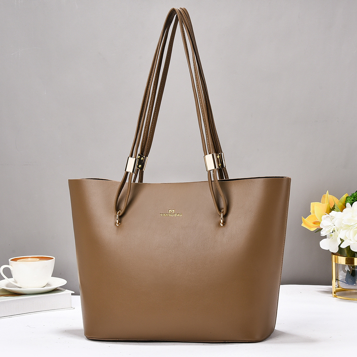 A multi-functional large-capacity soft leather bag for women, a new 2025 commuter design backpack, a high-end and niche tote bag details Picture