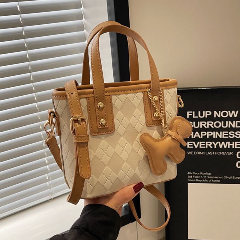 This year, the 2024 new versatile crossbody bag for ladies with a high-end and niche design is in fashion. It's a hand-held bucket bag full figure