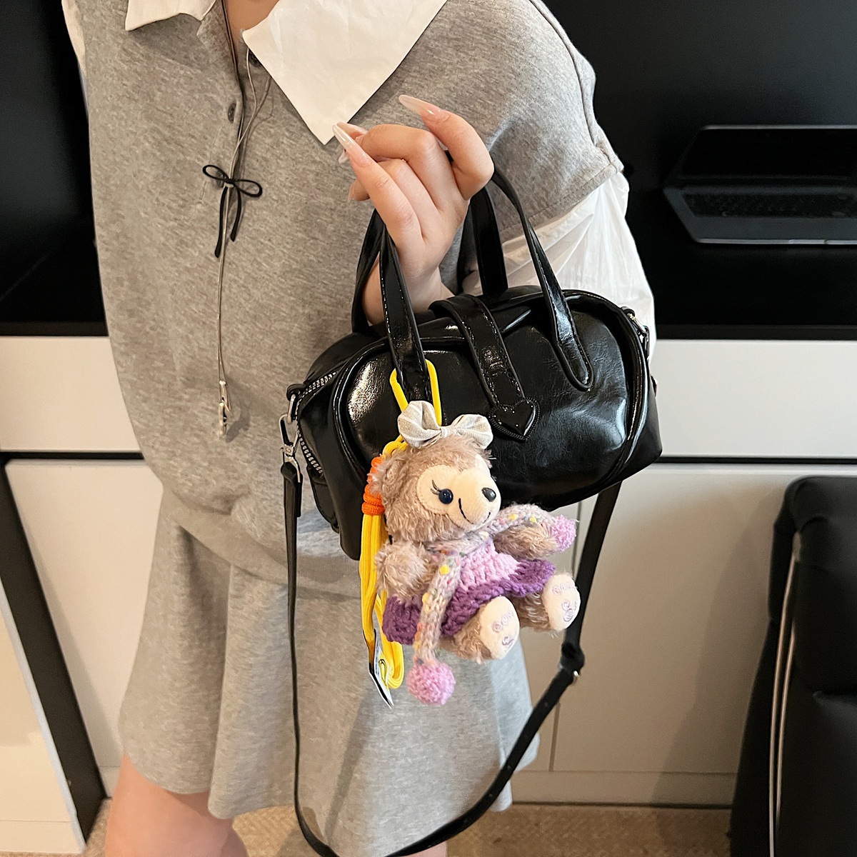 The 2025 new high-end quality trendy hand-held small square bag for women is fashionable, stylish, light luxury and versatile. It is a single-shoulder crossbody bag for women details Picture