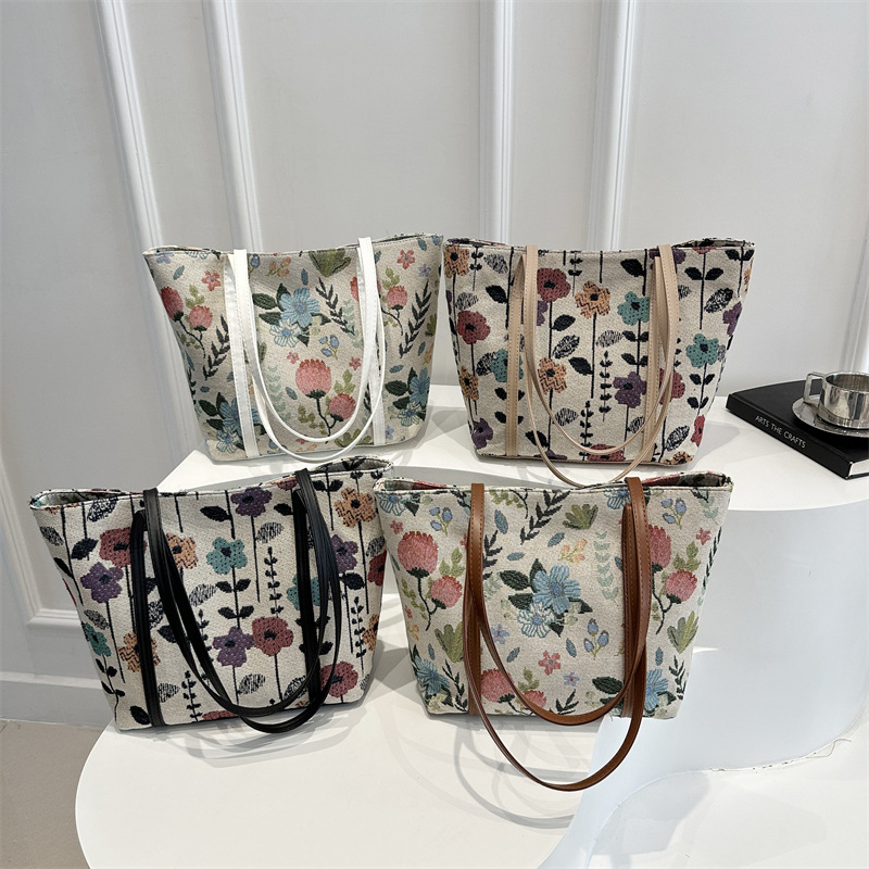 Korean-style printed underarm bag 2025 summer new large-capacity single-shoulder bag, trendy and fashionable commuter casual tote bag Application Scenario