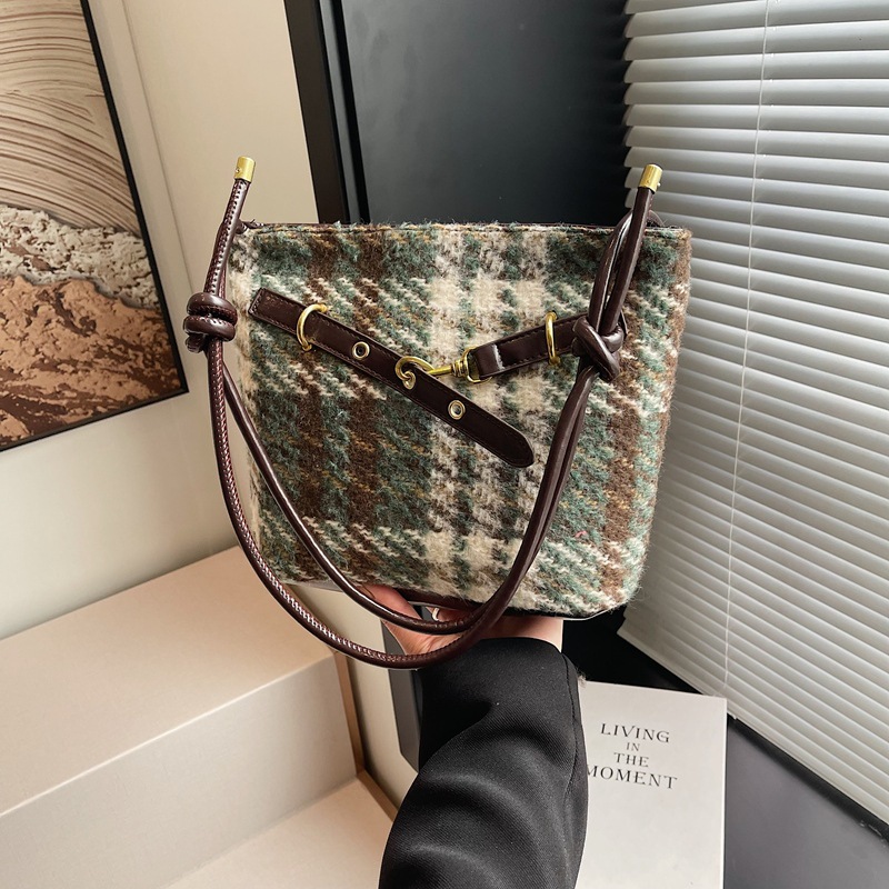 The 2024 new cross-border women's bag features a fashionable and niche design with a retro texture, simplicity and versatility. It is a crossbody single-shoulder bucket bag full figure