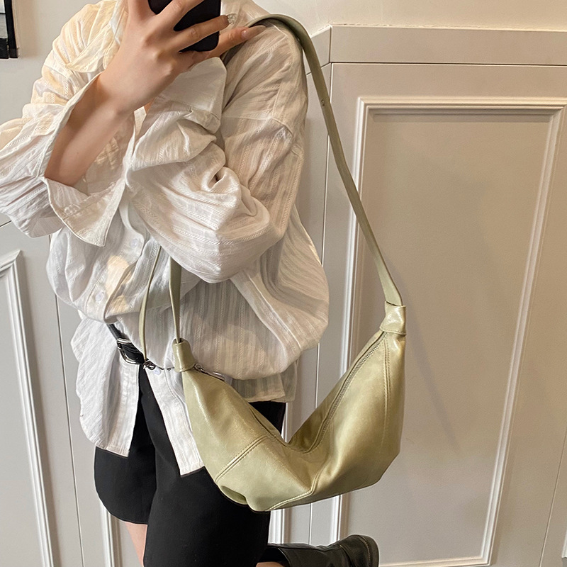 Cross-border retro large-capacity dumpling bag for women 2025 new niche high-end quality bestseller solid color single-shoulder crossbody bag Application Scenario
