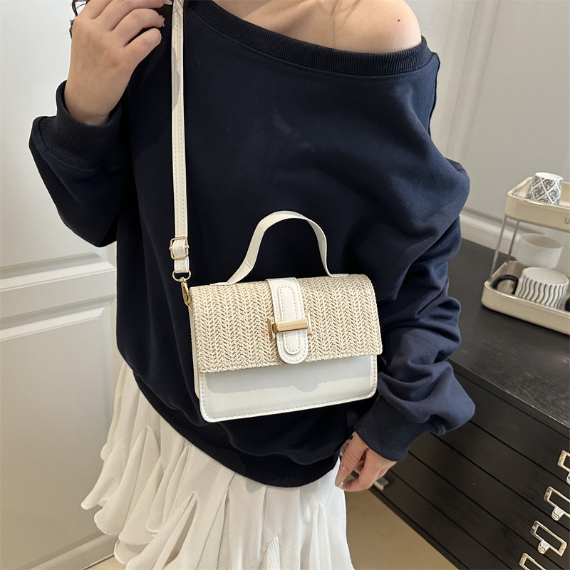 This is a new style of simple and sweet chain-style chain crossbody small square bag with a drawstring flap and color-blocking woven straw bag Specification drawing