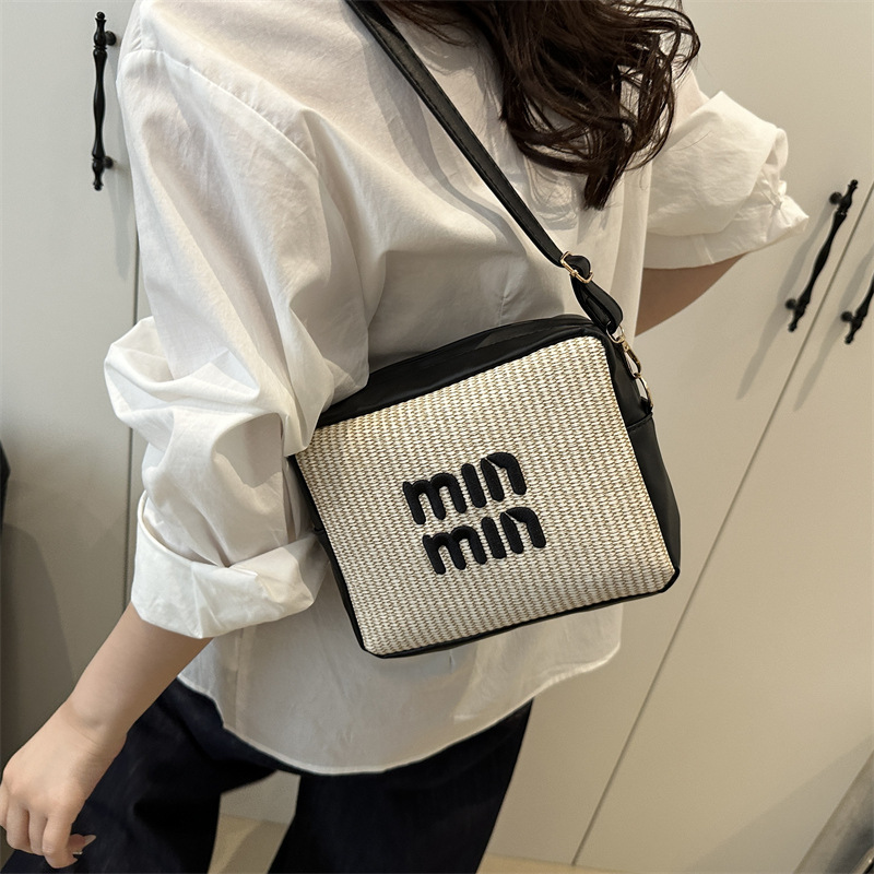 This casual, trendy, niche design small square bag is simple, fashionable and stylish. It's a popular single-shoulder crossbody bag for the summer of 2025 Specification drawing