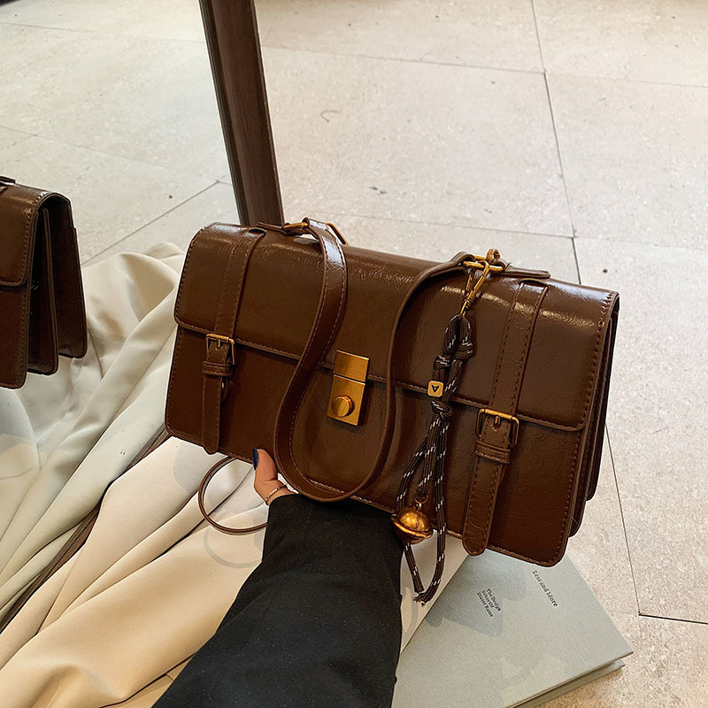 A new trendy and fashionable women's crossbody bag with a retro and simple Hong Kong style, a casual and versatile single-shoulder armpit bag details Picture