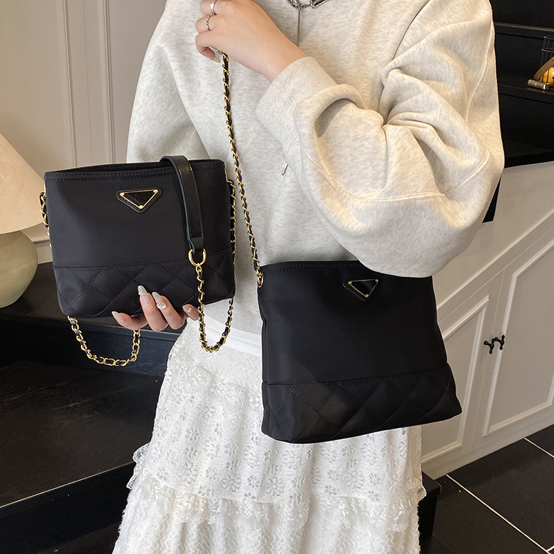 The 2025 new Chanel-style chain bag is a trendy bestseller for women. It features a large-capacity diamond-shaped waterproof and fashionable single-shoulder crossbody bag details Picture