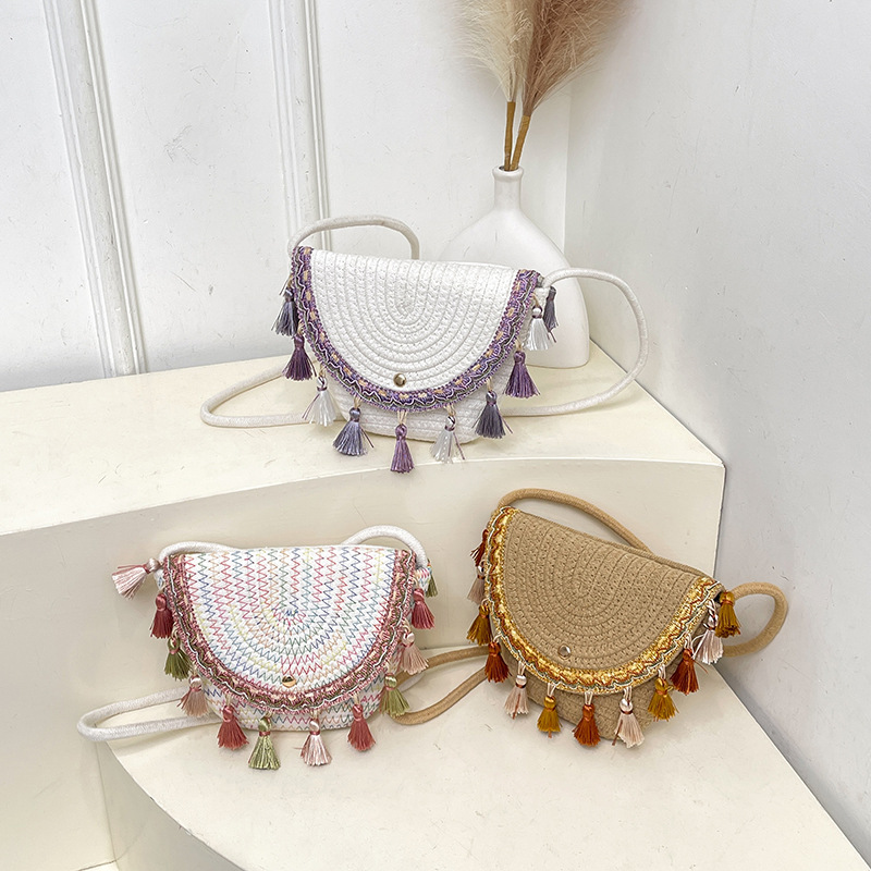 Spring 2025 new straw woven bag, fringed texture saddle bag, vacation style woven bag, single-shoulder crossbody women's bag Application Scenario