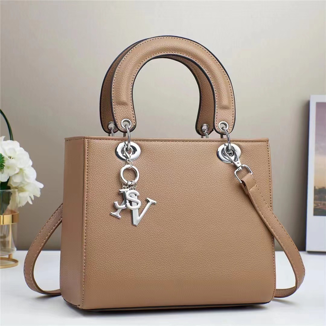 The new Princess Diana handbag is fashionable, versatile for cross-border use, with a high level of appearance and large capacity. It is a high-end single-shoulder crossbody bag Application Scenario