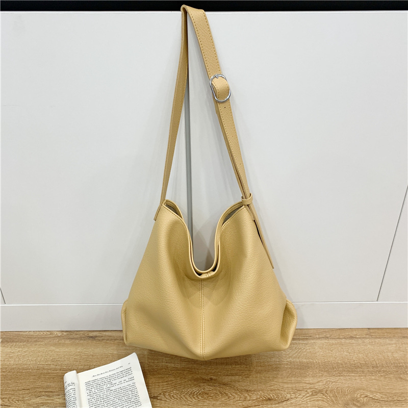 A new, niche, multi-functional single-shoulder crossbody tote bag for women's summer 2025 with a large capacity Application Scenario