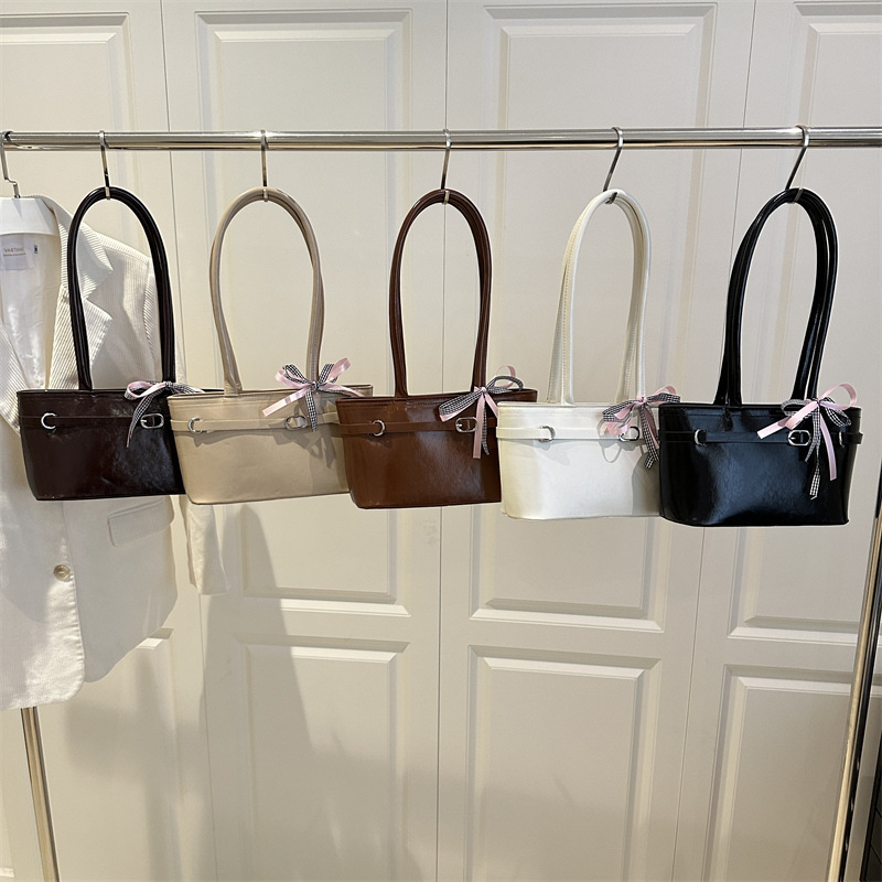 A niche design patent leather underarm bag for women in spring 2025, a fashionable large-capacity single-shoulder bag for daily commuting tote Application Scenario