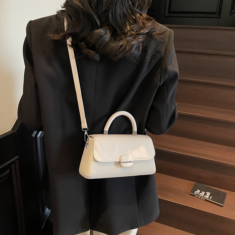 Bag Girl 2025 New Style fashionable handbag, versatile shoulder bag, high-end versatile crossbody bag, stylish small square bag Application Scenario