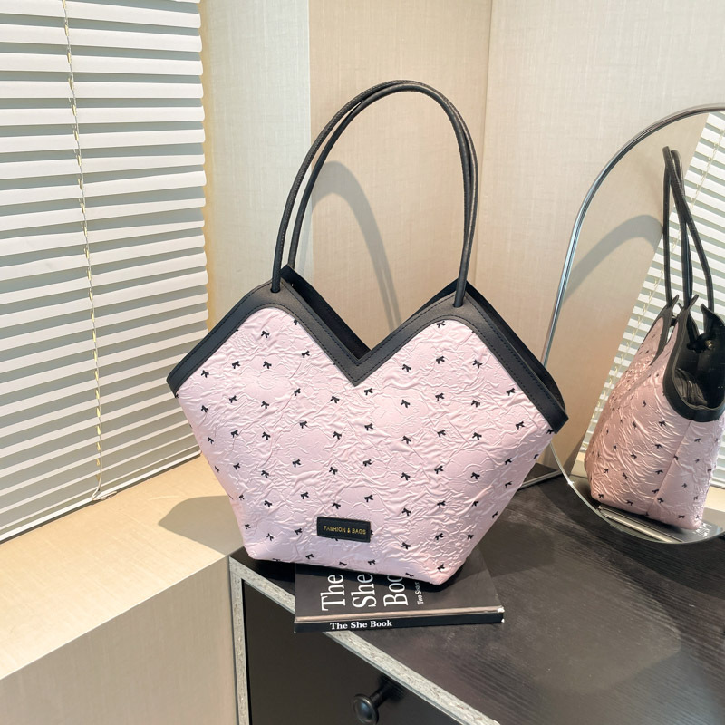 Large-capacity women's 2025 new retro embossed single-shoulder hand-carry underarm bag, high-end quality commuter tote bag full figure
