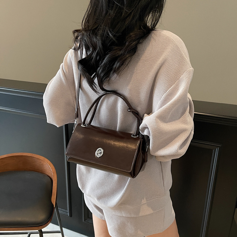 A versatile hand-held small square bag for 2025, a simple and fashionable single-shoulder underarm bag, a simple and casual crossbody bag details Picture