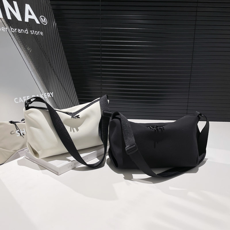 Trendy small bag Women 2025 Spring/Summer New style crossbody bag Women's casual sports single-shoulder bag Versatile dumpling bag Application Scenario