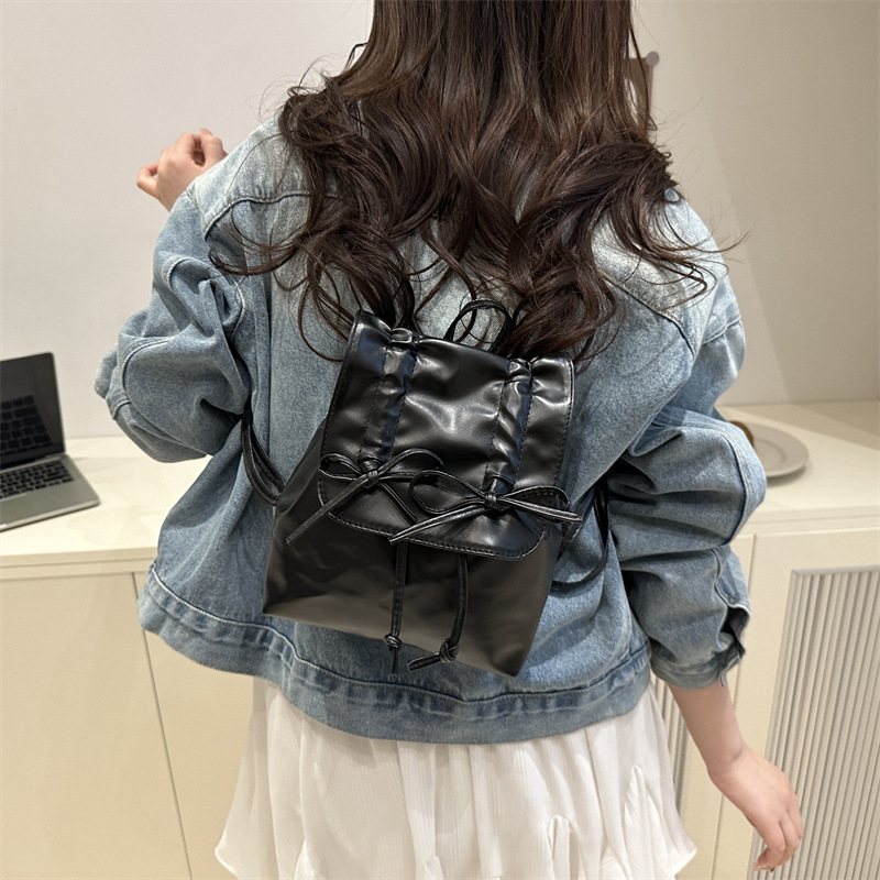 Niche design pleated backpack small bag 2025 Spring/Summer New fashionable women's backpack Silver hand-held crossbody bag details Picture