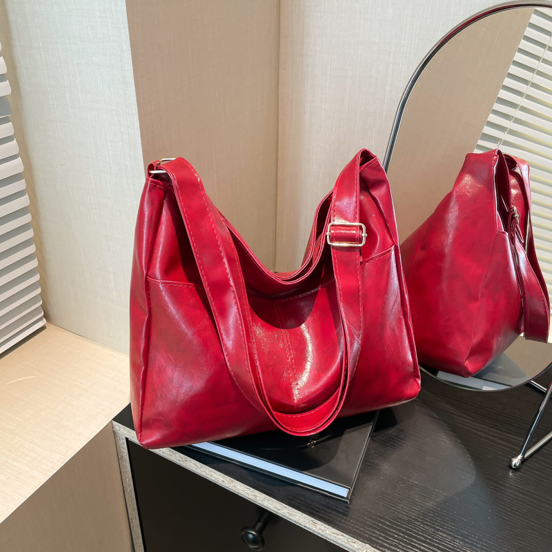 Versatile ins crossbody bag for women, 2024 new trendy tote bag, large-capacity single-shoulder commuting bag for college students' classes full figure
