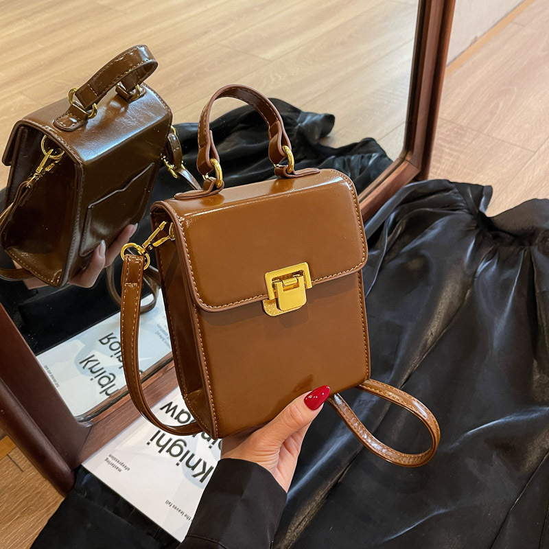 Retro handbag for women, 2025 new trendy Korean version, niche single-shoulder bag, high-end texture, versatile, crossbody small square bag full figure