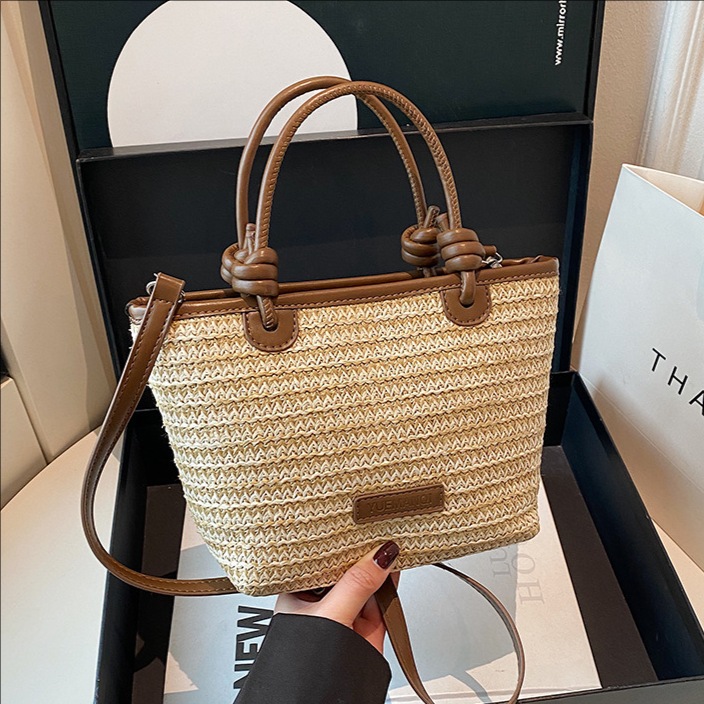 The 2025 new best-selling Korean-style patchwork straw woven vegetable basket single-shoulder crossbody bag is fashionable, simple and large-capacity bucket bag full figure
