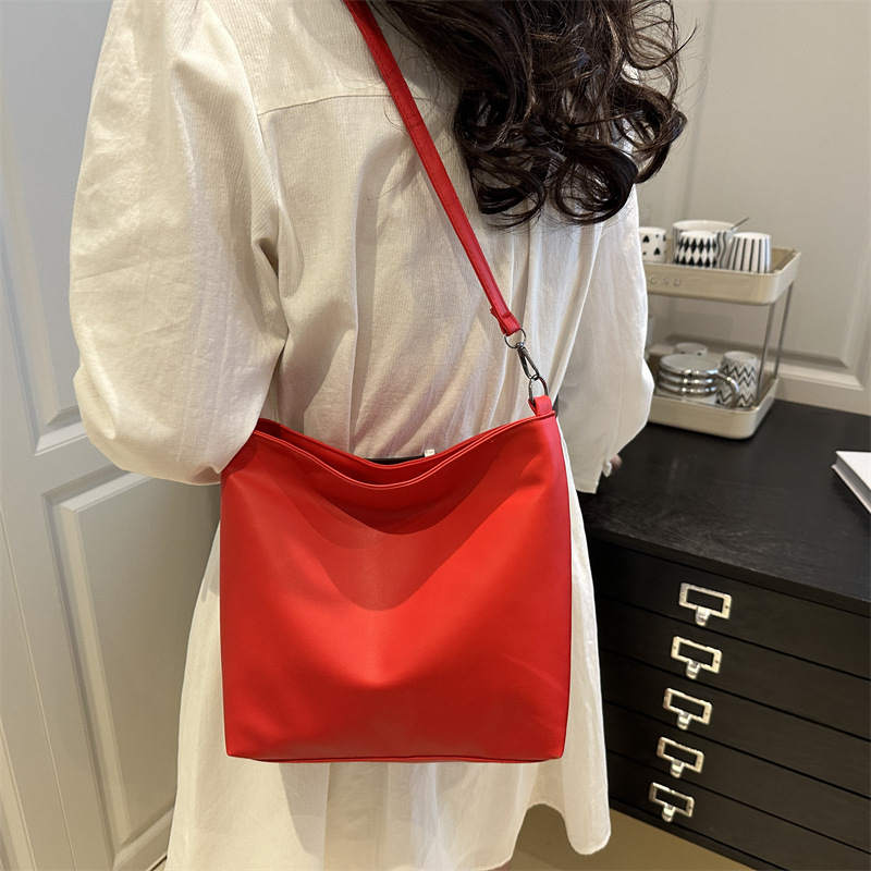 Simple and niche design, large-capacity women's bag, Spring 2025 new versatile tote bag, fashionable single-shoulder crossbody bag for women details Picture
