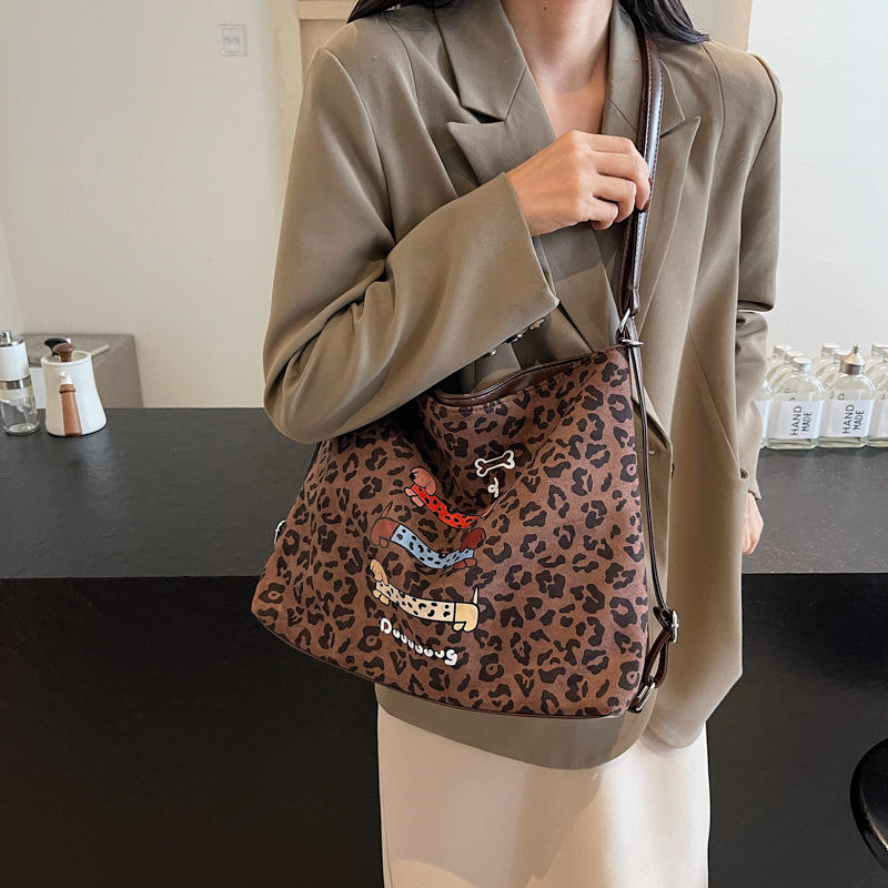 A large-capacity leopard print women's backpack for casual commuting in 2024, a fashionable and versatile single-shoulder tote bag Application Scenario