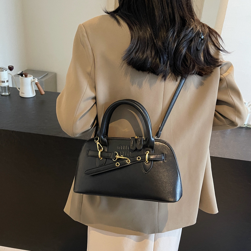 Factory-customized wholesale high-end handbags, women's fashionable and versatile shoulder bags, casual and simple crossbody bags, small square bags Application Scenario