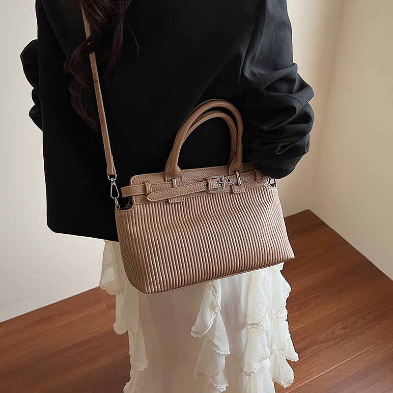 Retro, high-end, simple solid color handbag for women, 2025 new Korean version, fashionable, large-capacity single-shoulder crossbody bag for women Application Scenario
