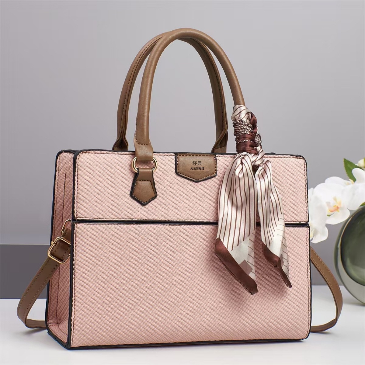 The 2025 summer collection of stylish crossbody handbags from our manufacturer offers a new large-capacity bag for direct mail for international trade, which is trendy and simple for ladies Specification drawing