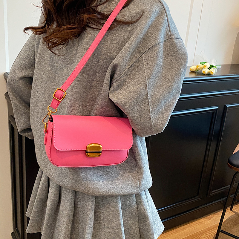 Spring 2025 new textured oil wax retro underarm bag, a fashionable and versatile single-shoulder crossbody commuting small square bag for women Specification drawing