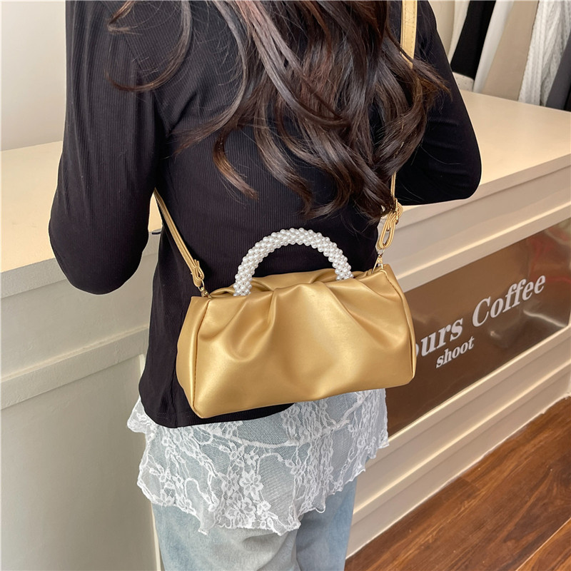 Single-shoulder crossbody bag 2025 summer new pearl chain handbag solid color simple pleated texture cloud bag Specification drawing