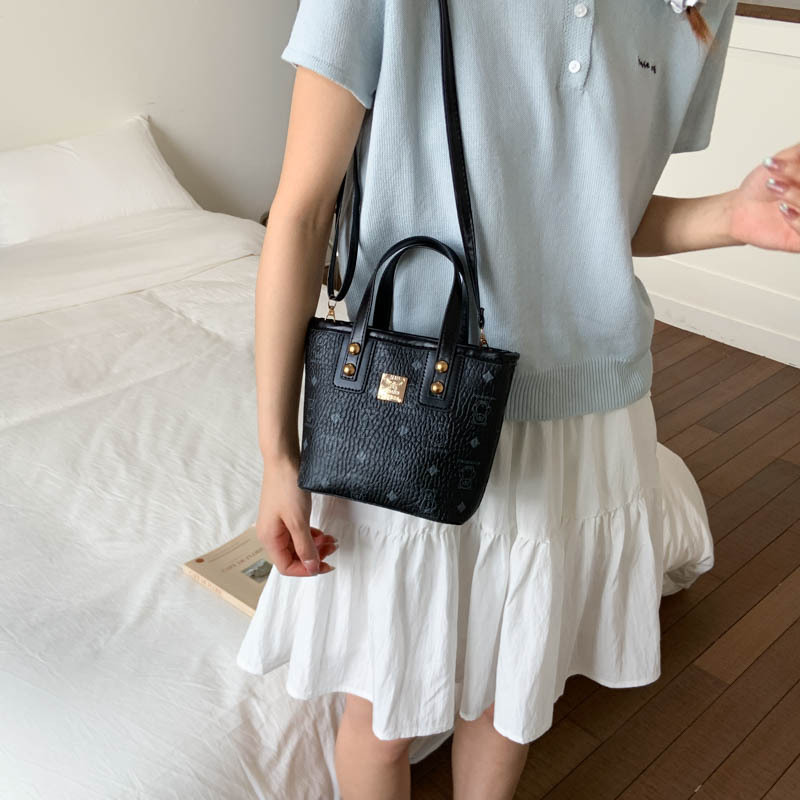This year's popular bags are versatile for women. The 2025 new fashionable crossbody bag, a niche and high-quality hand-held bucket bag, is trendy Specification drawing