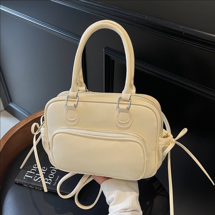 This is a new, stylish and simple square backpack designed for women in 2025. It is stylish, casual and versatile. It is a single-shoulder crossbody bag full figure