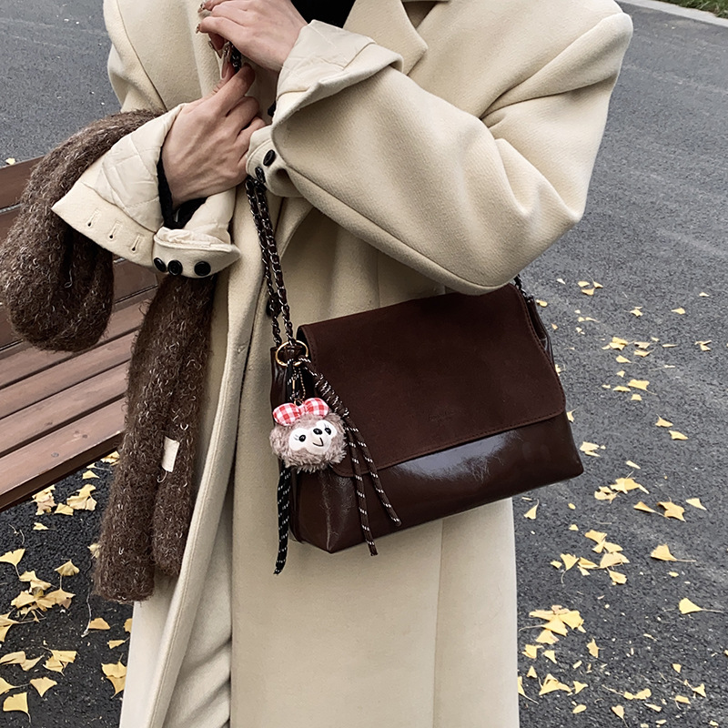 Korean InS-style simple and versatile solid color crossbody bag, Japanese chic large-capacity single-shoulder bag for women, student messenger bag Application Scenario