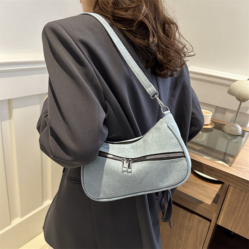 A high-end French niche design bag for women, a new 2024 trendy, simple and versatile denim single-shoulder underarm bag details Picture