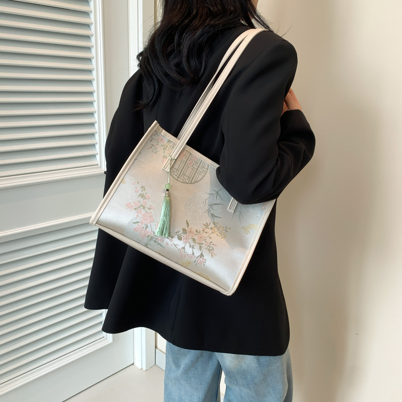 The 2024 new national trend fashion simple and popular pattern single-shoulder bag with unique and niche design tote bag for women details Picture