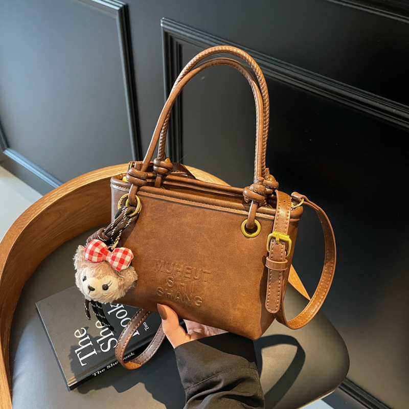A niche and fashionable hand-held bucket bag for women, a new 2024 simple and casual single-shoulder bag, a high-end and trendy versatile women's bag full figure