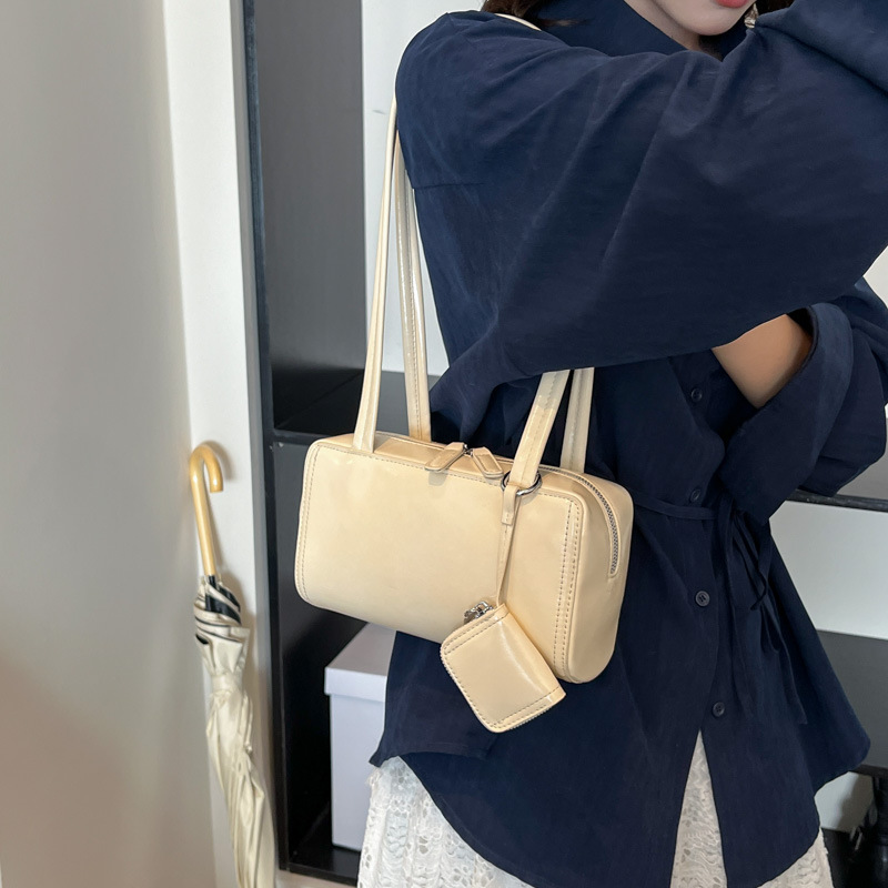 Retro oil wax leather small bag for women, 2025 new style, fashionable and versatile, single-shoulder underarm bag, high-end commuting handbag Application Scenario