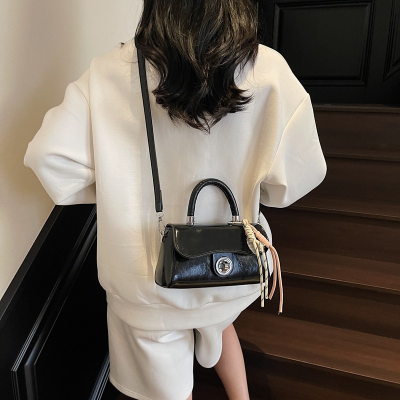This is a popular retro oil wax leather handbag for foreign trade. It is a new, niche and trendy single-shoulder bag with a versatile and fashionable small square style details Picture