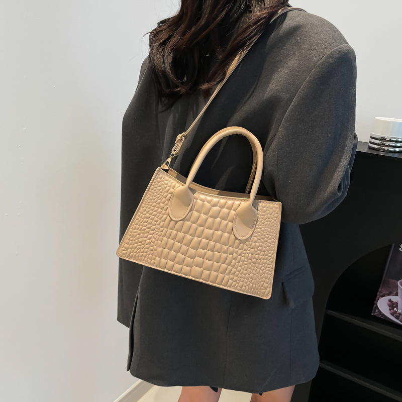 This 2024 new retro design crossbody small bag is trendy, fashionable, simple and elegant, and is a casual crossbody bag details Picture