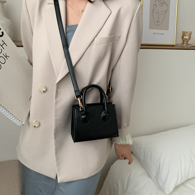 The new summer fashion, versatile and stylish crossbody bag for women in 2025 is a trendy mini bag details Picture