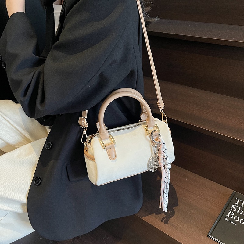 Retro and simple cylindrical handbag for women, 2025 new style, fashionable and versatile single-shoulder bag, crossbody commuting Boston bag Application Scenario
