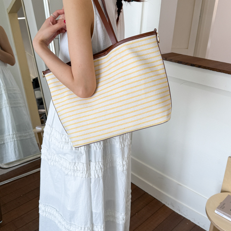 Korean large-capacity tote bag 2025 new style high-end shoulder bag, commuting canvas bag, niche and versatile underarm bag details Picture