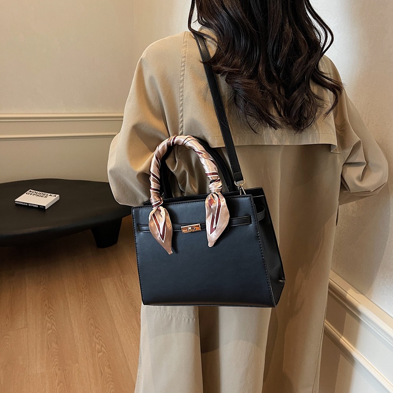 Fashionable platinum bag, red commuter bride's wedding bag, high-end handbag, large-capacity single-shoulder crossbody tote bag Application Scenario