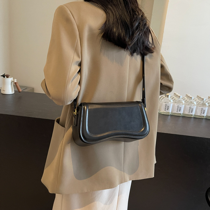 This high-end, high-quality, niche crossbody bag is a trendy, versatile and fashionable single-shoulder, underarm, small square bag for women in the autumn of 2024 Specification drawing