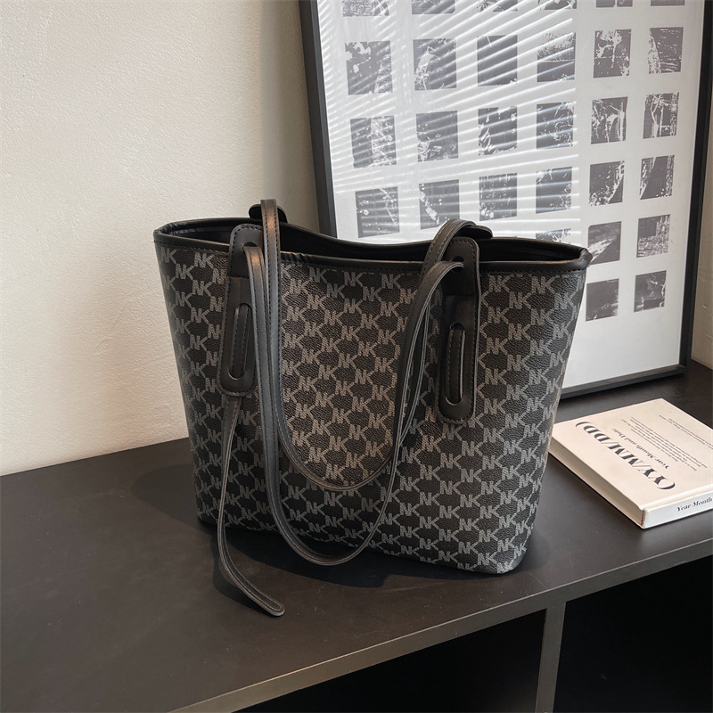 Large-capacity Korean retro women's bag, 2025 new style popular large commuter bag, trendy and fashionable single-shoulder tote bag Application Scenario