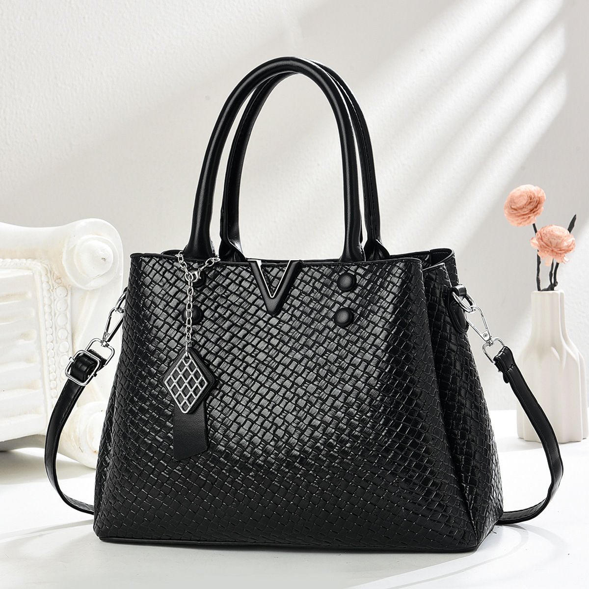 Ladies' large-capacity bag 2025 new woven material practical handbag, elegant and high-end crossbody bag for commuting full figure