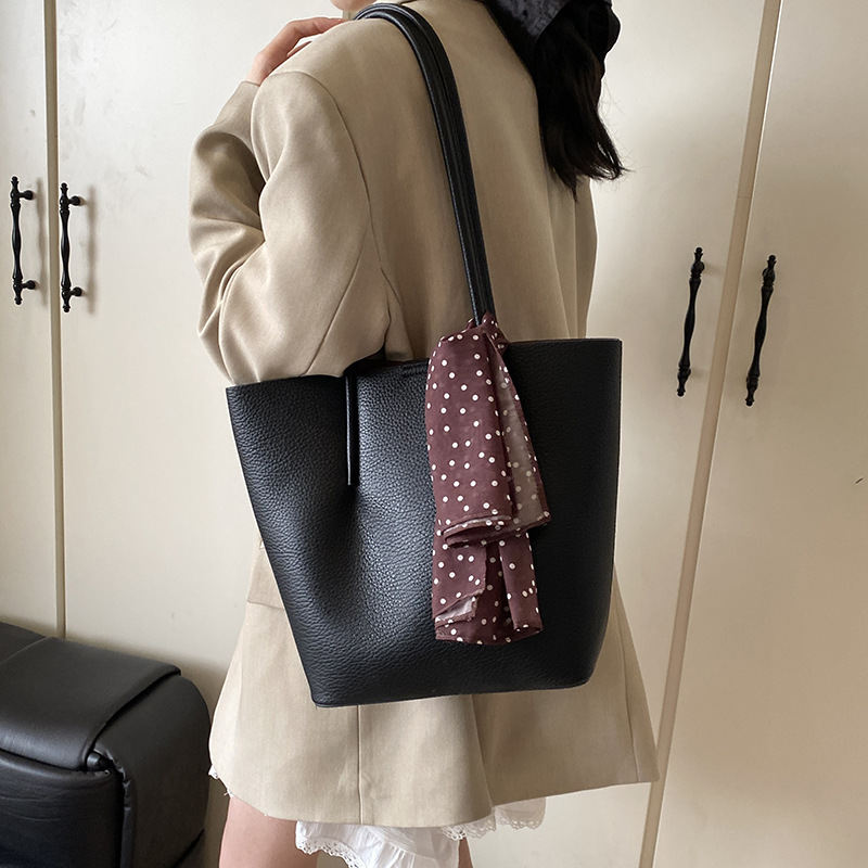 A large-capacity bag for women's fashion and versatility. A new 2025 simple single-shoulder tote bag for casual work and commuting Application Scenario