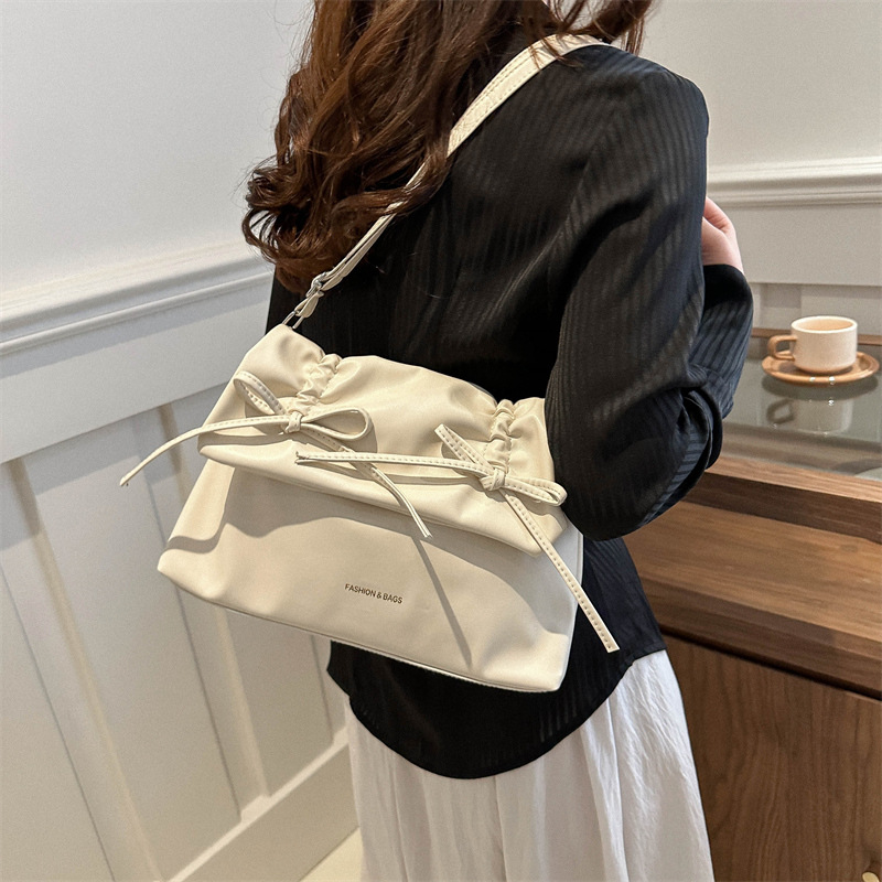 Casual soft surface large-capacity bag for women, 2024 new stylish and versatile crossbody bag, pleated drawstring cloud bag details Picture