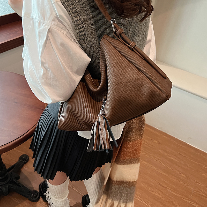 Korean minimalist single-shoulder tote bag 2024 new style, fashionable fringed, niche, large capacity, crossbody, elegant commuting bag for women Application Scenario