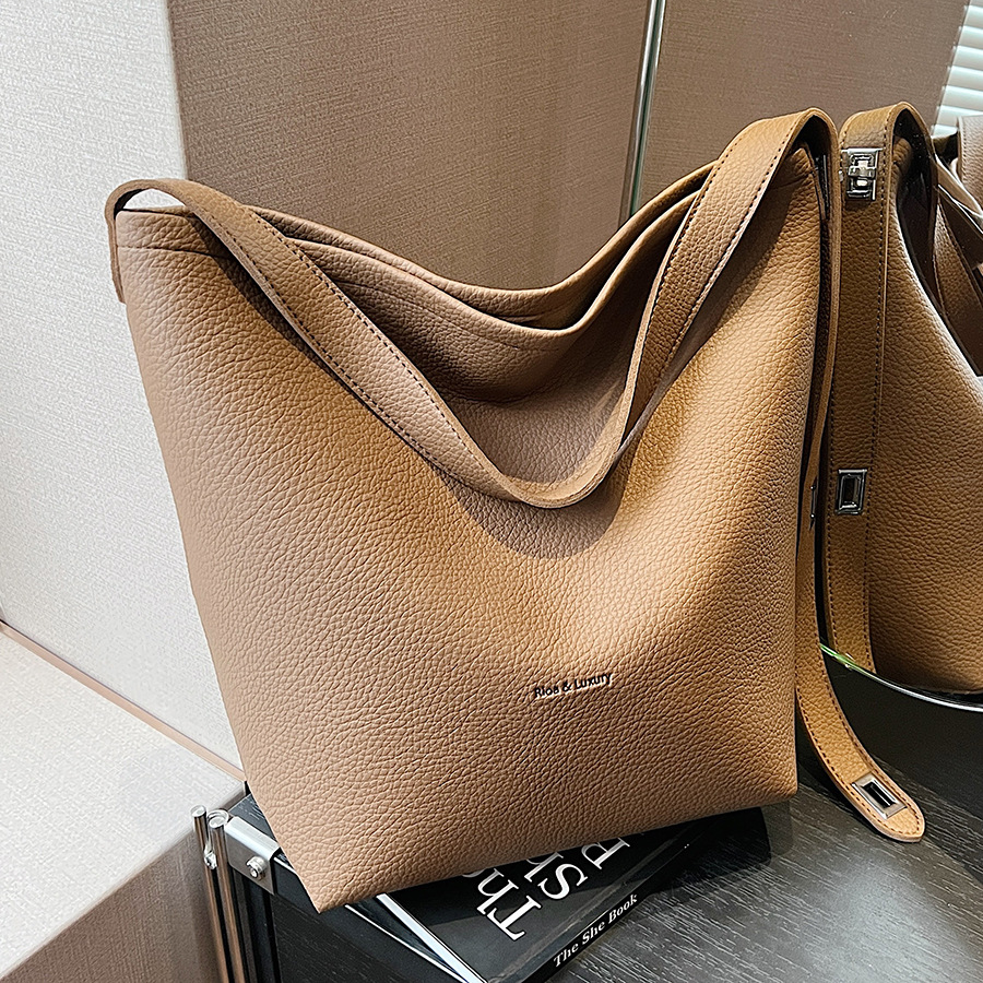 Retro soft leather bucket bag for women, 2024 new large-capacity commuter tote bag, high-end single-shoulder crossbody bag full figure